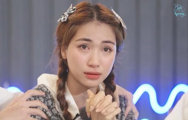 Hòa Minzy khóc nức nở trong chương trình Biển của Hy vọng, chia sẻ về khó khăn chưa từng g