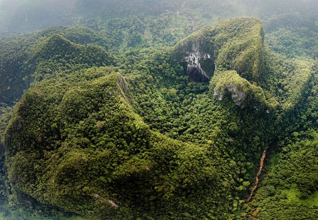 Ngỡ ngàng hố sụt Kong sâu nhất và đẹp nhất Việt Nam 🌳

Kong Collapse hay Hố sụt Kong nằm 