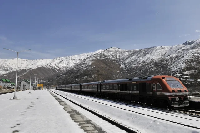 5 INDIAN TRAIN JOURNEYS THAT WILL TAKE YOU THROUGH THE HIMALAYAS 🏔
There’s no need for sc