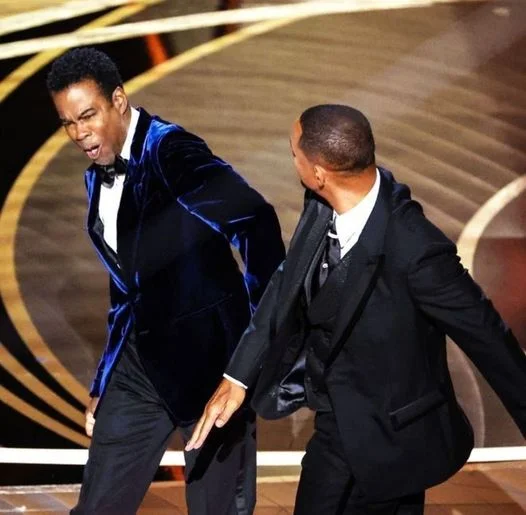 Tròn 1 năm khoảnh khắc Will Smith "vuốt má" Chris Rock tại lễ trao giải Oscars 
-------
US