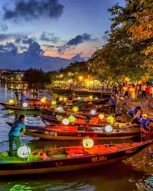 VerifiedA full moon celebration of lights in the centre of Vietnam 🌙
—
📌 #vietnam #hoian