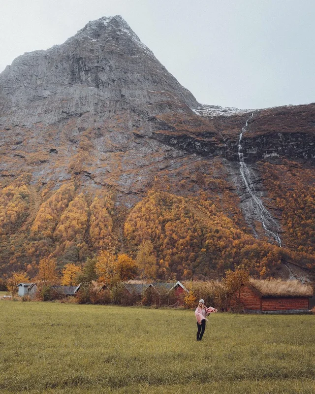 Fall in Norway and Sweden 🍁 still one of my favorite fall trips to date. I’m heading back