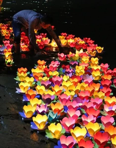 Note lại ngay "lễ thả hoa đăng lớn nhất Sài Gòn", mừng đại lễ Phật Đản 2023 🌺🌺🌺
Via Việ