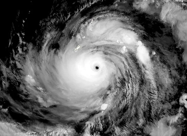 Siêu bão mạnh kỷ lục tiến gần Philippines
------------------------
Siêu bão Mawar đã mạnh 