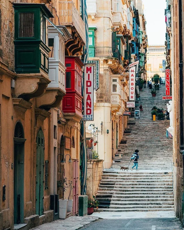 Slow mornings in Valletta 🌞