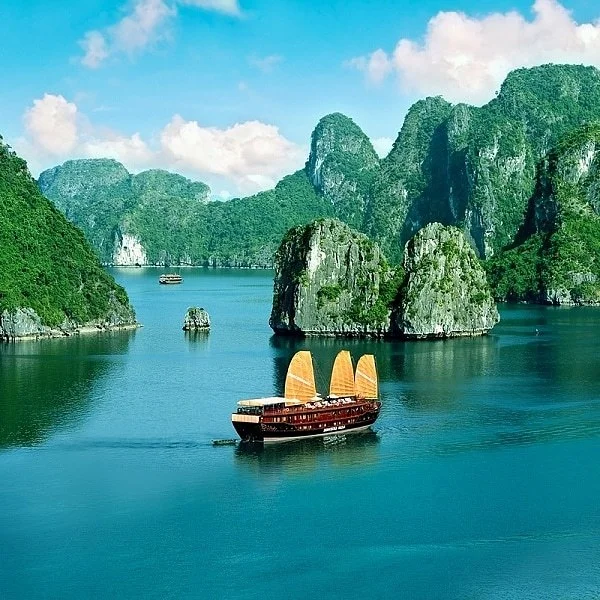 This is Ha Long Bay of Việt Nam recognized by Unilever as a world cultural heritage in 201