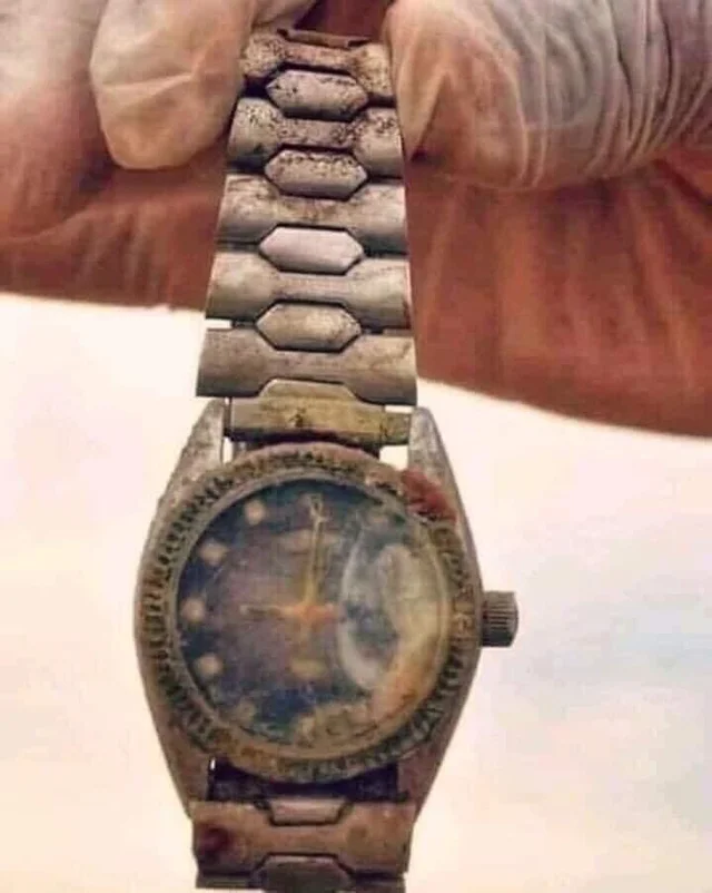 Một người cha trước khi chết nói với con gái của ông: "Đây là chiếc đồng hồ mà ông của con